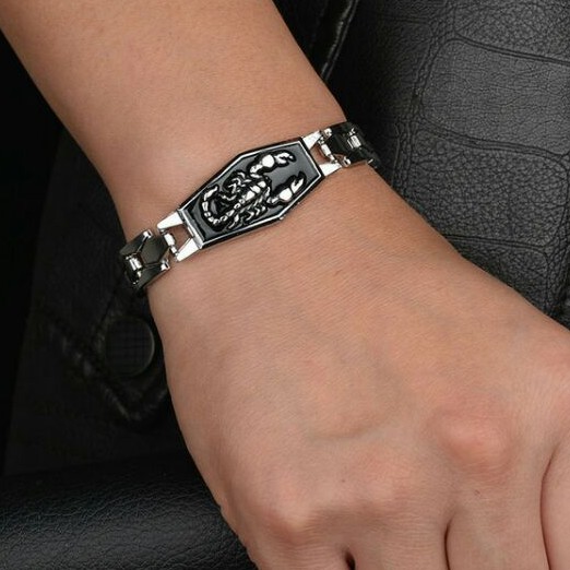 VÒNG TAY NAM TITANIUM RỖNG BỌ CẠP CÁ TÍNH
