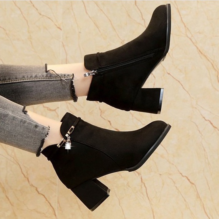 [HÀNG XỊN] Giày bốt đế vuông 5 phân cổ ngắn phối ổ khóa, da lộn trơn cao cấp, sang trọng S077 | BigBuy360 - bigbuy360.vn