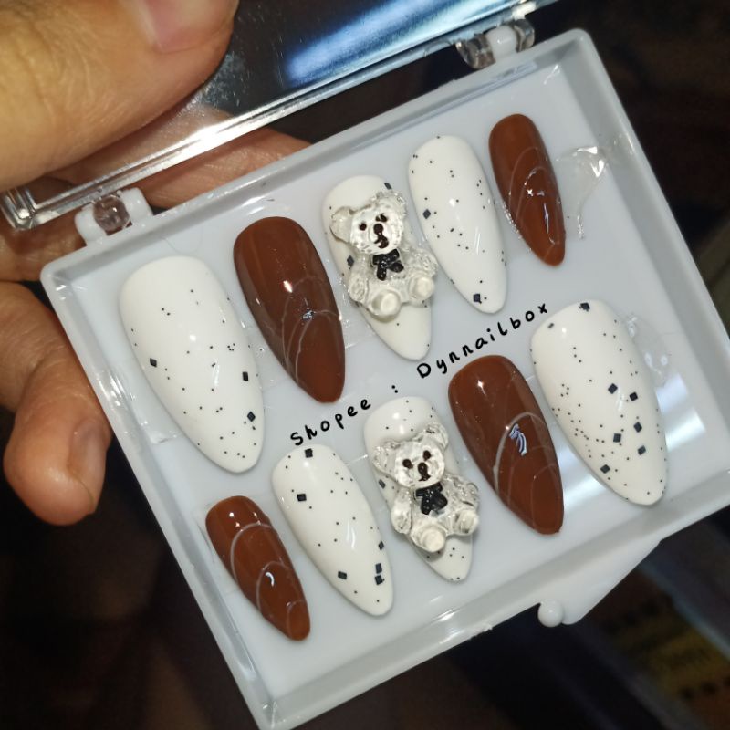 Móng tay giả màu nâu 99 charm gấu