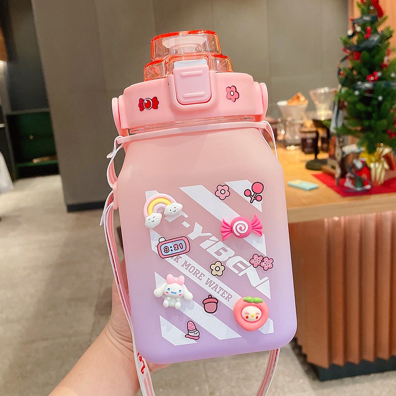 Bình nước 1500ml, bình đựng nước cute, có vạch chia tặng dây đeo ống hút,sticker