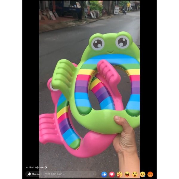 Bệ thu nhỏ bồn cầu - Ghế ngồi toilet mềm mại hình ếch có tay cầm cho bé màu xanh và hồng