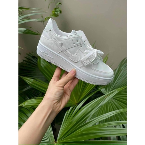 Giày thể thao trắng đế bánh mì êm mềm