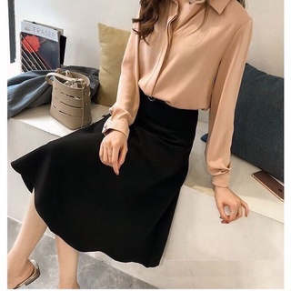 Áo sơ mi nam nữ màu be, thiết kế đơn giản, phong cách hiện đại.