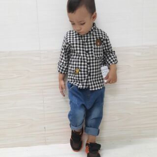 Set áo sơ mi phối quần jean.