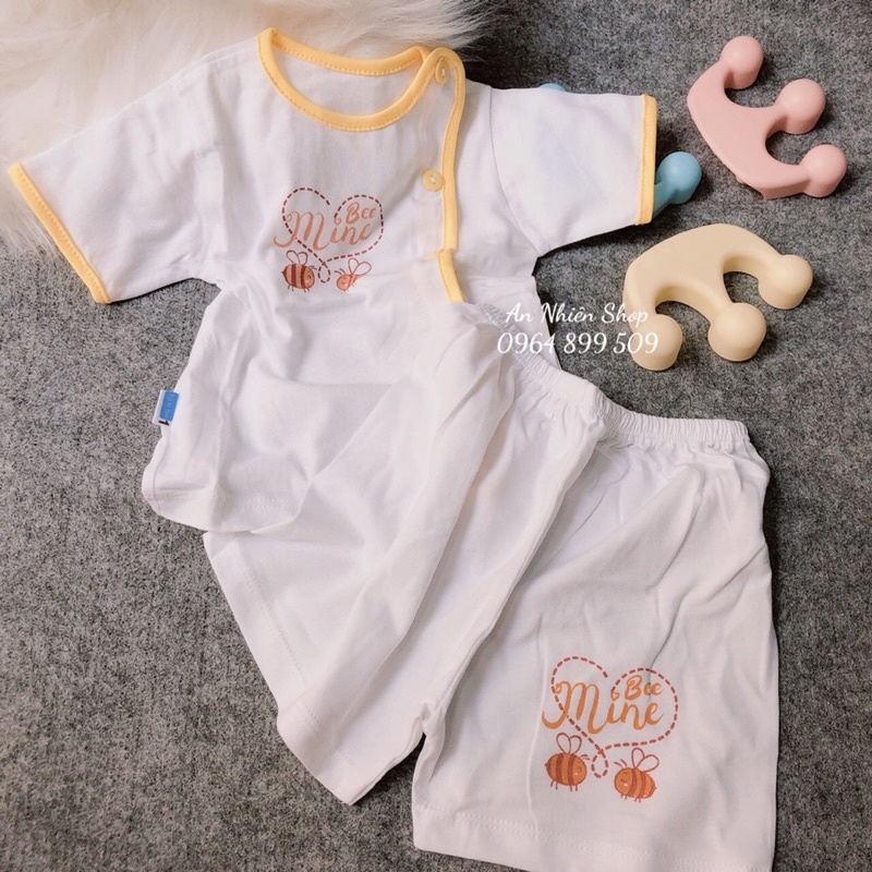 Áo sơ sinh tay dài- tay ngắn Trắng cài lệch Thái Hà Thịnh, chất vải cotton 100% mềm, mịn, thoáng mát, thấm hút mồ hôi.