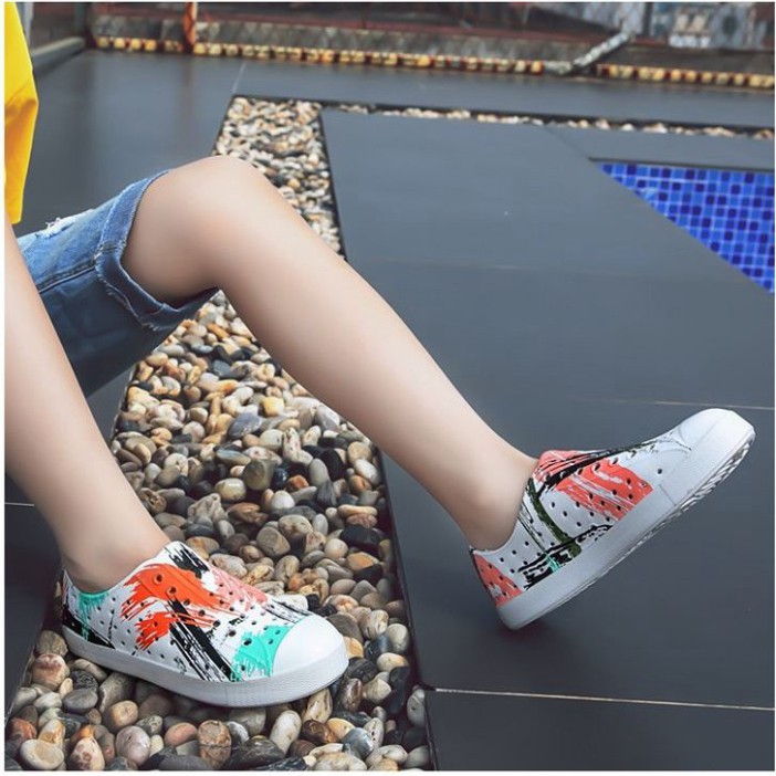 Giày đi mưa trống trượt native vảy sơn cho bé trai và bé gái đi biển vào mùa hè, tặng kèm 2 sticker charm cài dép