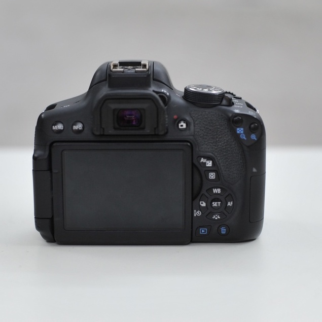 Bộ máy ảnh Canon EOS 750D kèm ống kính Canon EF-S 18-55mm STM