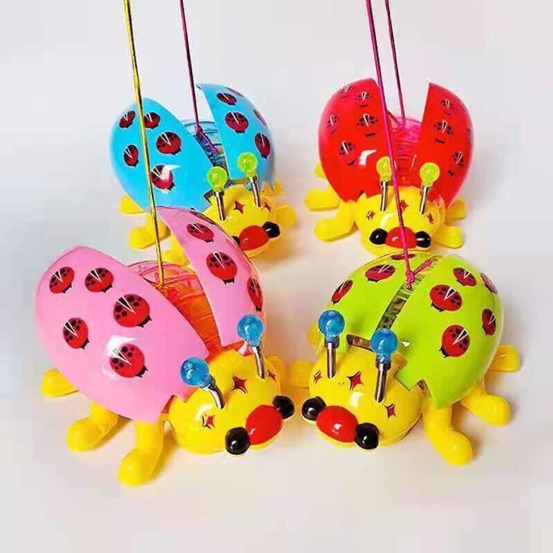 Con bọ cánh cam chạy pin có đèn nhạc