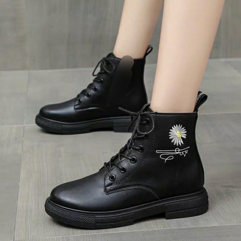 [Mã FASHIONGREEN15 giảm 10% tối đa 30k đơn từ 99k] Boot Nữ Da Dây Buộc Thêu Hoa Cúc Chữ Ký (Không Khóa Kéo) | BigBuy360 - bigbuy360.vn