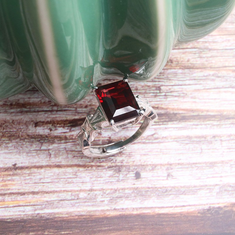 Nhẫn nữ đá garnet cá tính