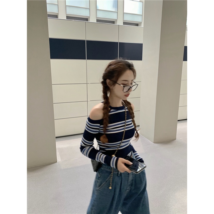 「MOTEL7」Áo Sweater Dệt Kim Trễ Vai Tay Dài Ôm Dáng Phối Họa Tiết Kẻ Sọc Có Hương Thơm
