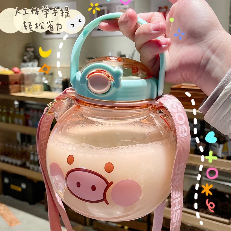 Bình đựng nước 1400ml thiết kế hình con heo và gấu kèm ống hút và dây đeo tiện lợi