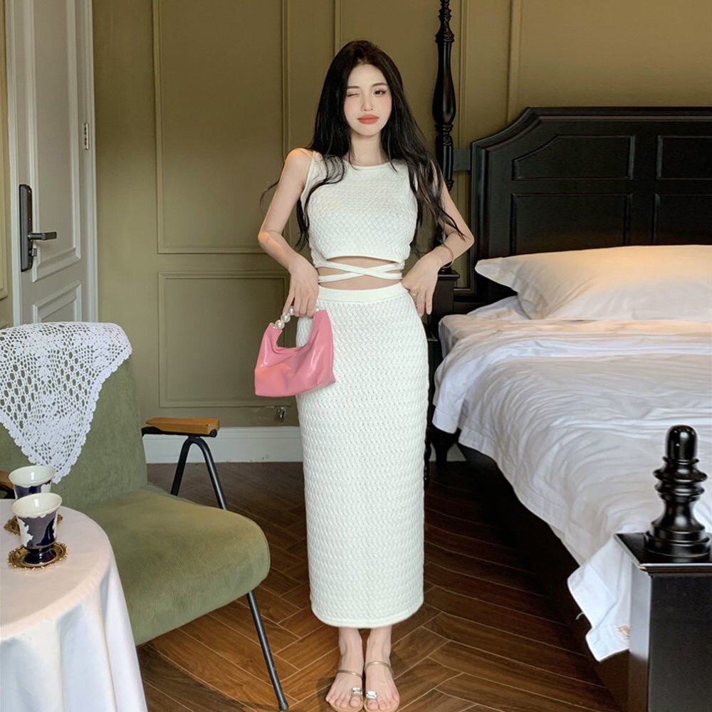 SET CROP REN TRẮNG + CHÂN VÁY MIDI THẮT DÂY EO✨