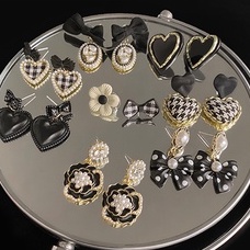 Bông Tai Dáng Dài Hình Trái Tim Màu Đen Ngọt Ngào Dễ Thương Cho Nữ