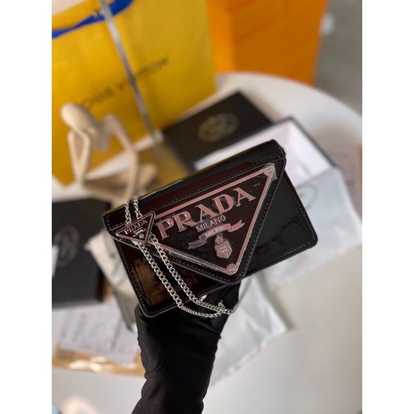 Túi xách prada da bóng dây xích ngọc trinh