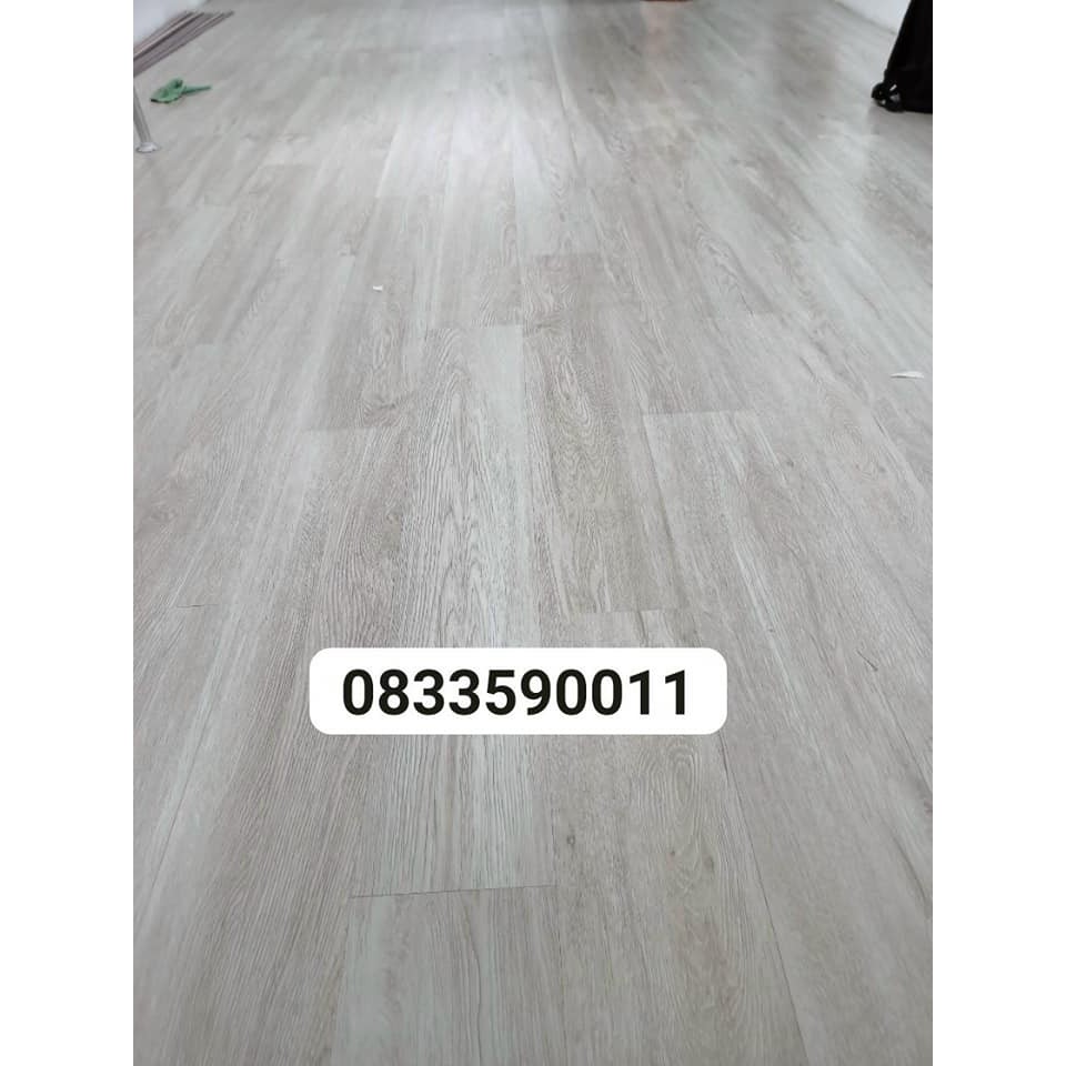 Miếng sàn nhựa giả gỗ nguyên sinh chống trượt keo tự dán.  1 miếng dài 45cm rộng 15.2cm.