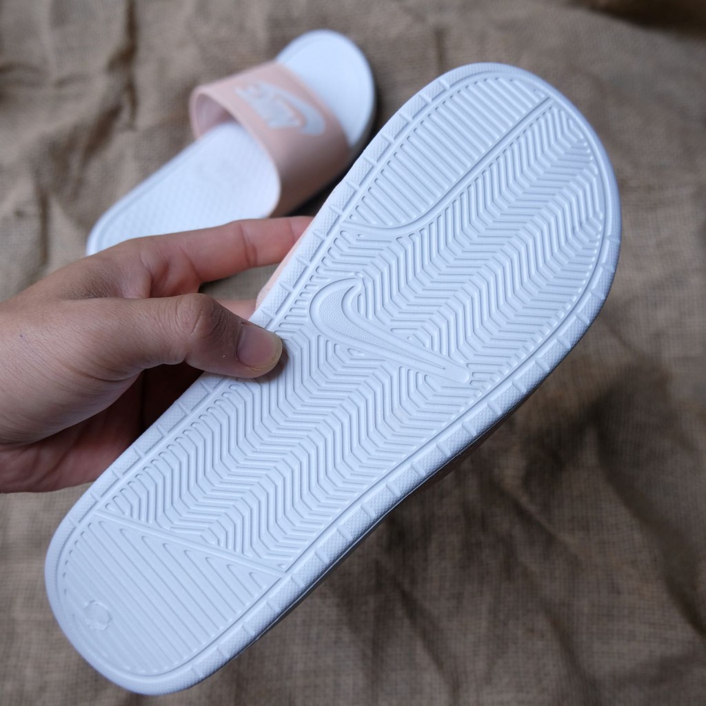 dép nike- quai ngang màu hồng đế trắng cho nữ