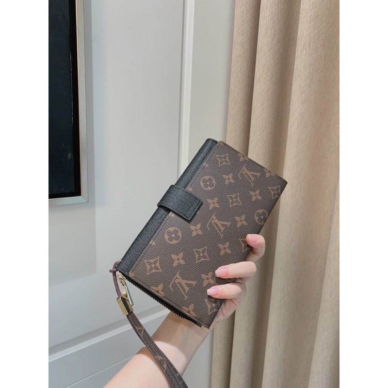 Clutch LV hàng da đẹp mượt size 20fullbox quai xách kèm