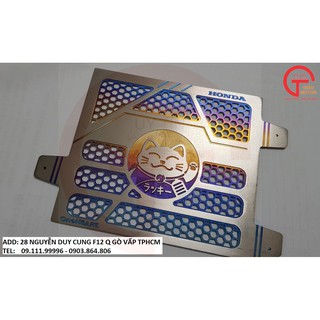 NEW - MIẾNG CHE KÉT NƯỚC BẰNG TITAN HÌNH MÈO THẦN TÀI CHO XE MÁY