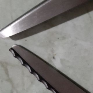 Combo kéo răng cưa, bút viết khăn