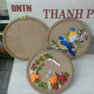 Khung tranh thêu ruy băng