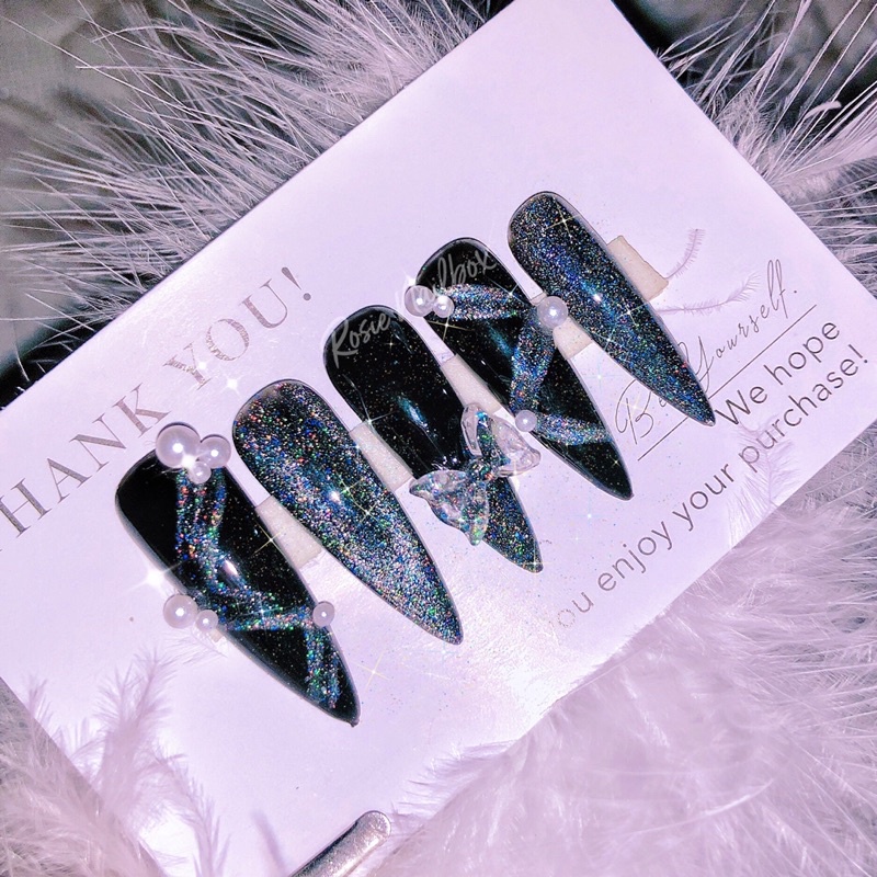 Video xinh cực Móng úp màu đen phối mắt mèo cầu vồng siêu xinh kèm nơ và ngọc sang chảnh cho nữ kèm keo dũa