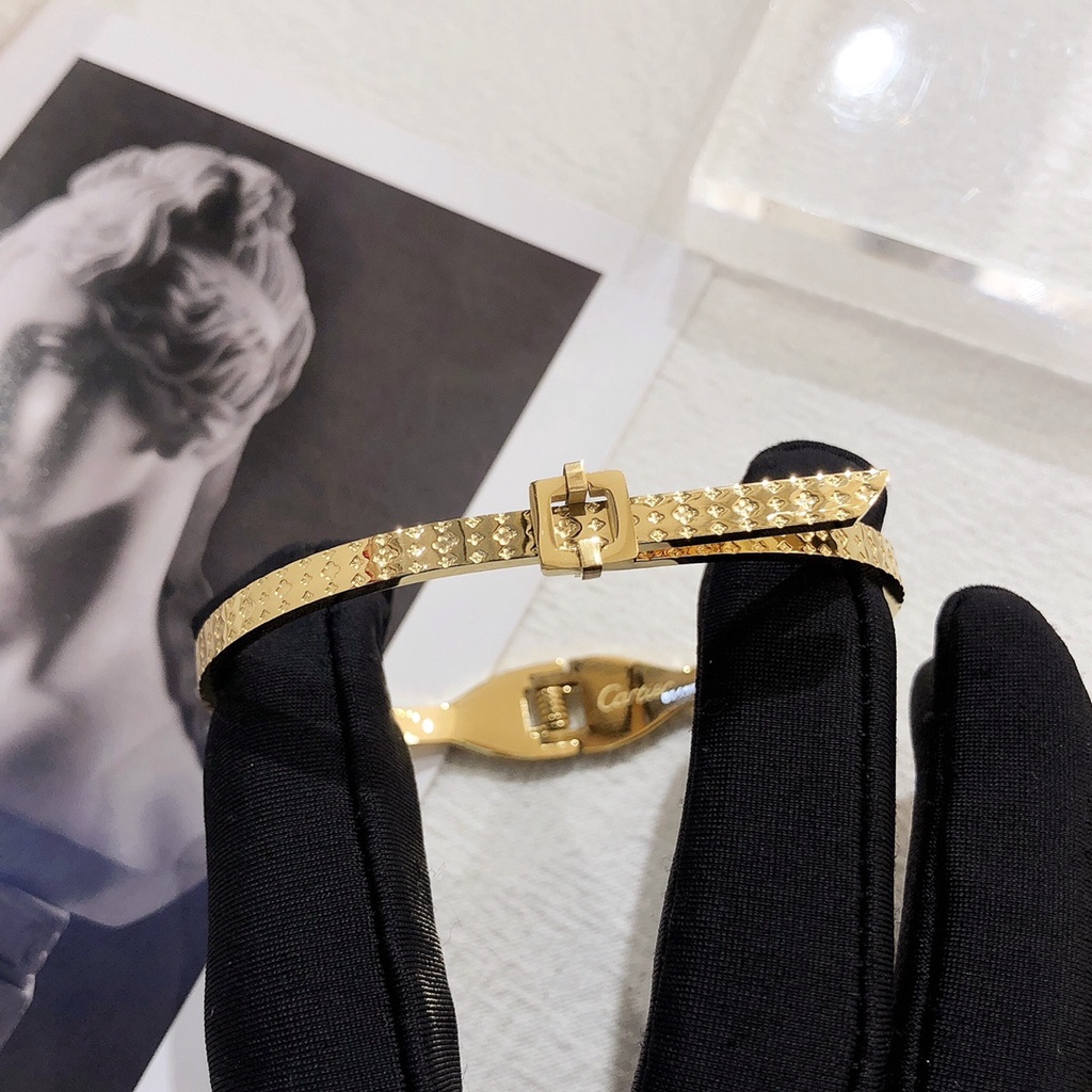Vòng Đeo Tay Bằng Thép Titan Nhẹ Khảm Chữ Cartier Không Phai Màu Đơn Giản Cổ Điển Đa Ứng Dụng Sang Trọng Cho Nam Và Nữ