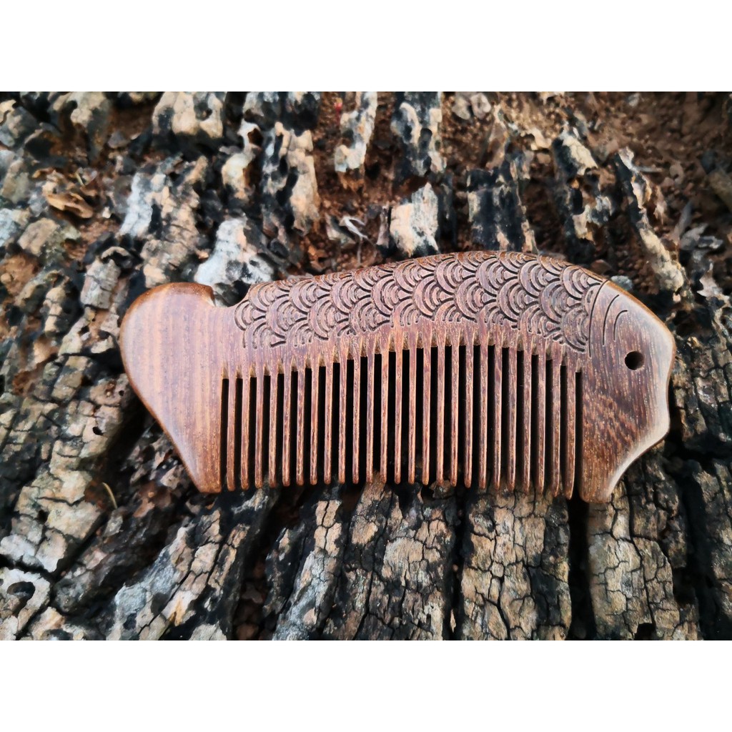 Lược gỗ đàn hương chải tóc trạm khắc thủ công hình con cá - biểu tượng hạnh phúc, no đủ, yêu đời mã GDF01