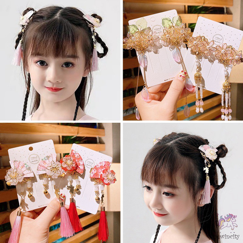 Kẹp tóc phối tua rua phong cách cổ điển cho bé gái