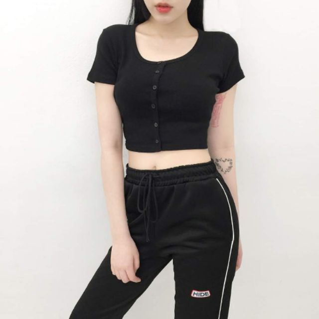 Áo croptop thun gân có nút đen và trắng