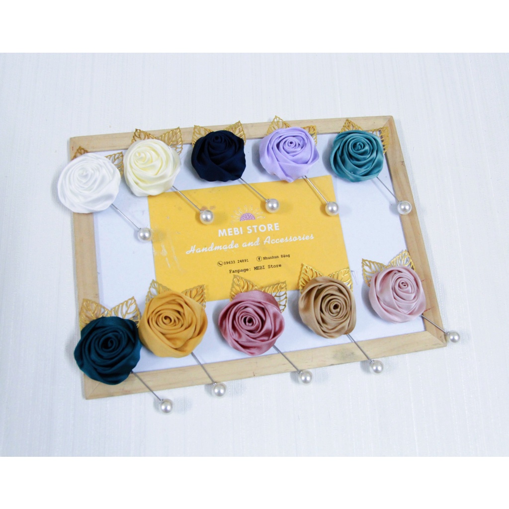 Hoa cài áo handmade hoa hồng cuộn mix 2 lá kim loại