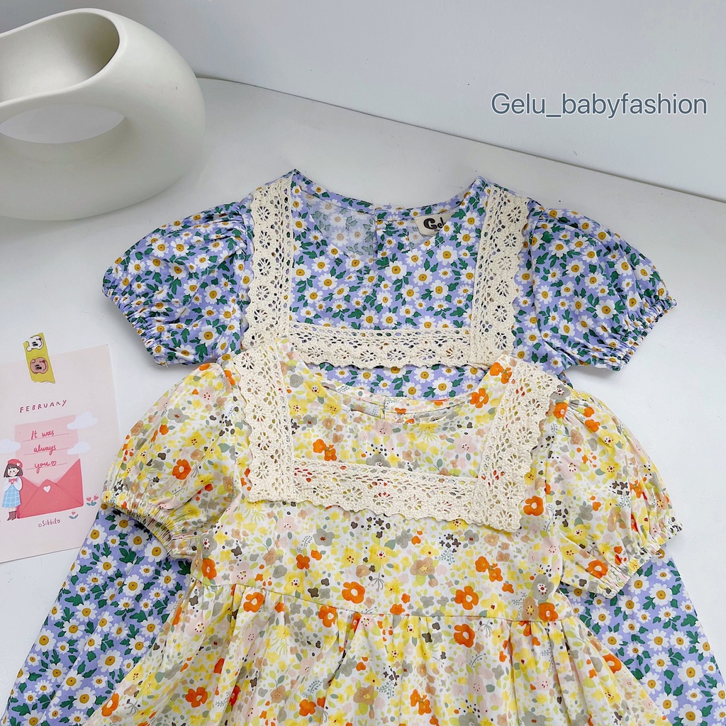 Váy bé gái Gelukids họa tiết hoa nhí cổ yếm ren, chất liệu thô cotton mềm mát, có khuy sau-V029