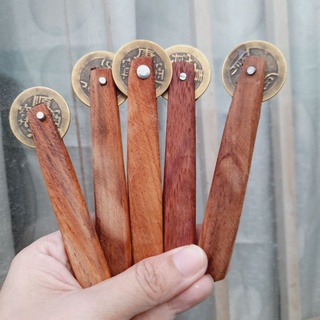 Đồng xu cạo gió cán gỗ (9cm)