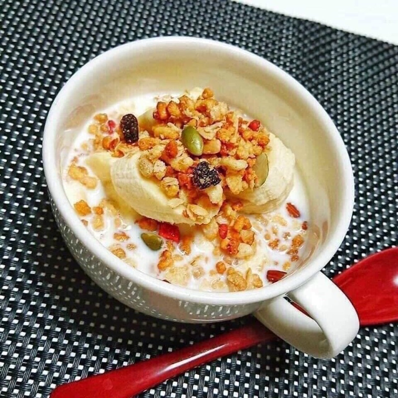 Ngũ cốc Calbee Ăn Kiêng Giảm Cân Nhật Bản mix sữa chua hoa quả trái cây dùng ăn sáng ( 750G )