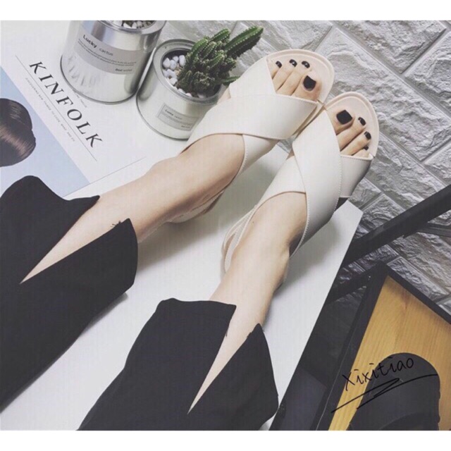 Dép sandal nhựa dẻo quai chéo