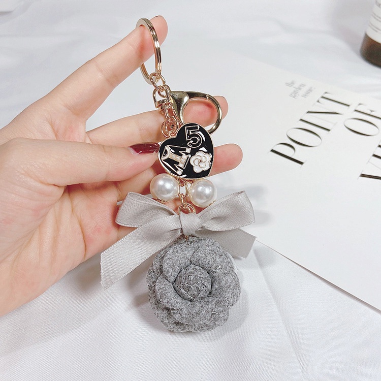 Móc khóa hình hoa trà hai mặt đính ngọc trai thời trang Hàn Quốc DIY