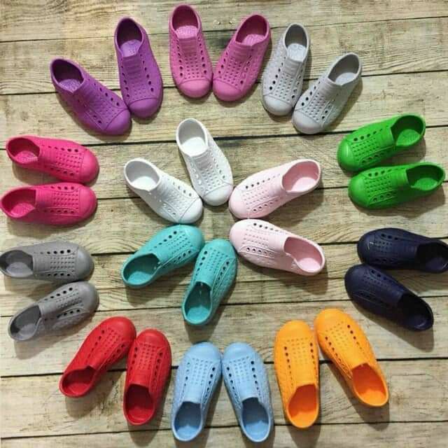 Giày nhựa Native siêu nhẹ siêu bền cho bé và cho bố mẹ