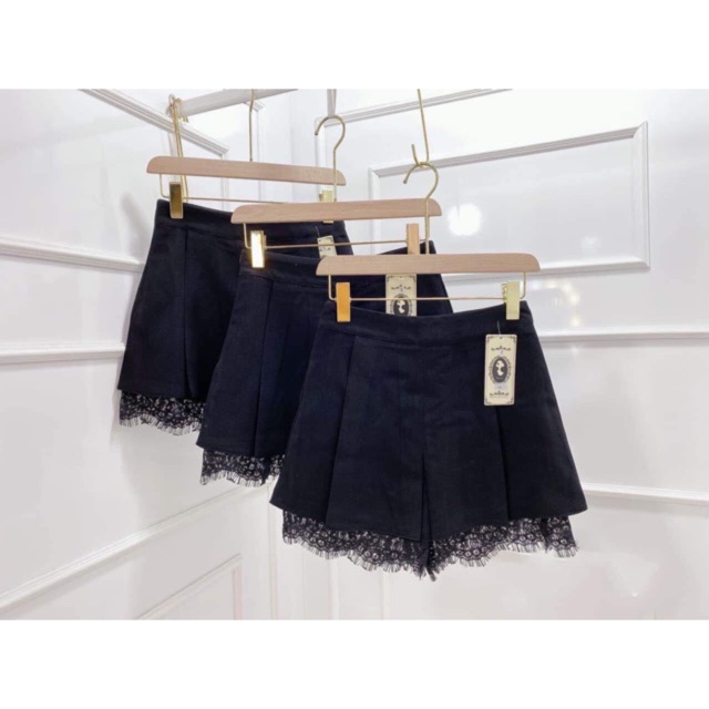 Quần sooc giả váy xếp li pha ren