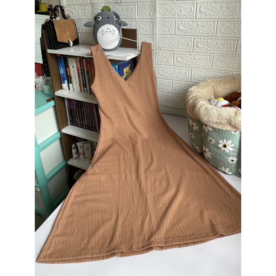 Đầm cổ xẻ V trước sau form chữ A xòe màu Nâu