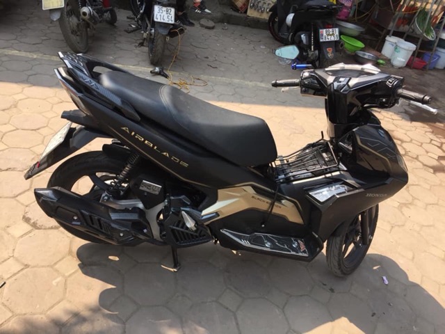 Ốp gác chân sau xe air blade 2020