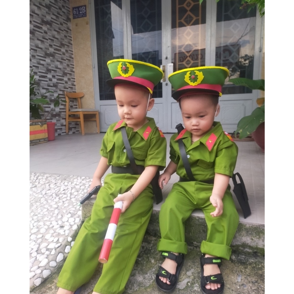 Bộ Đồ Công An Trẻ Em Cao Cấp Đầy Đủ Phụ Kiện Có Size Từ 1 Tuổi Đến 10 Tuôi bao gồm: Quần, áo, mũ, gậy, còi, bắn nước, dâ