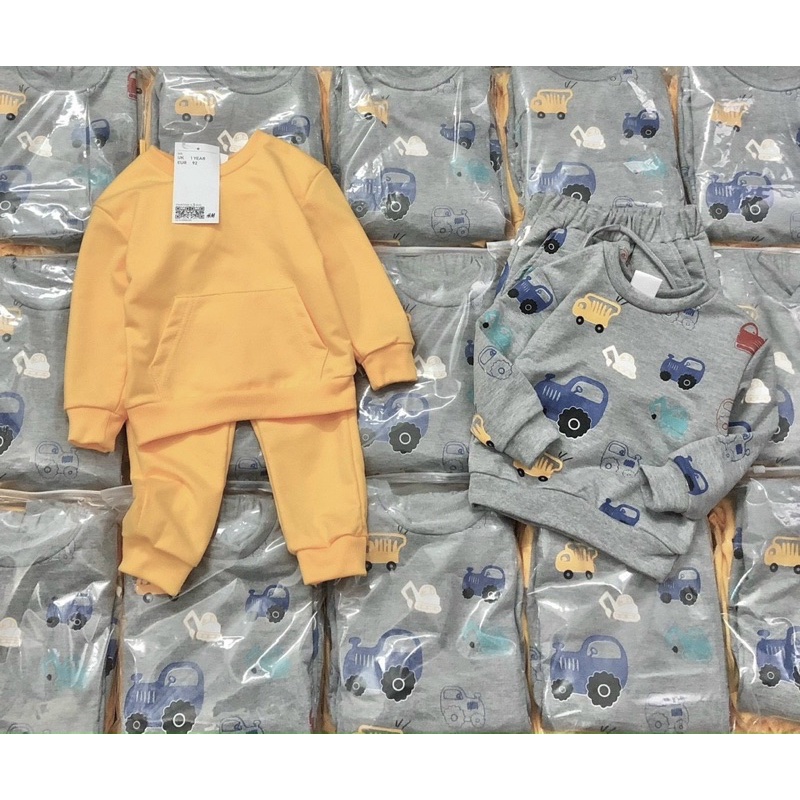 Set 2 bộ nỉ da cá hoạ tiết oto màu vàng ghi cho bé trai size từ 10-22 cân