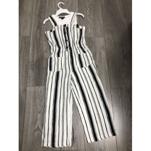 Jumpsuits Bé Gái Linen F21 Có Nút Sọc Trắng Đen Hai Dây Cổ Vuông