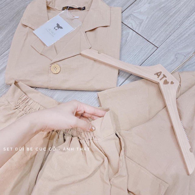 Set bộ áo vest nữ cộc tay, quần đùi chất đũi, Set bộ áo sơ mi cổ vest nữ ngắn tay đũi cúc gỗ phối quần đùi | BigBuy360 - bigbuy360.vn