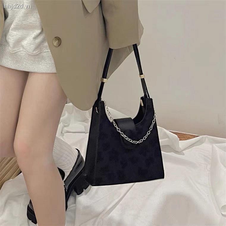 Túi đeo chéo một bên vai màu đen thời trang thu đông 2021