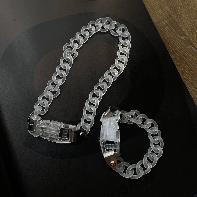 Vòng Đeo Tay Trong Suốt Phối Khóa Kim Loại Cá Tính
