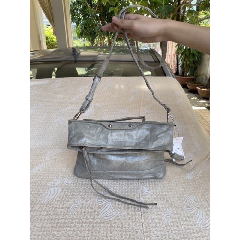 Túi chuẩn si. Túi qua sử dụng. Khách vui lòng xem hình nếu muốn biết thêm thông tin sản phẩm mời khách vô chat . Thanks.