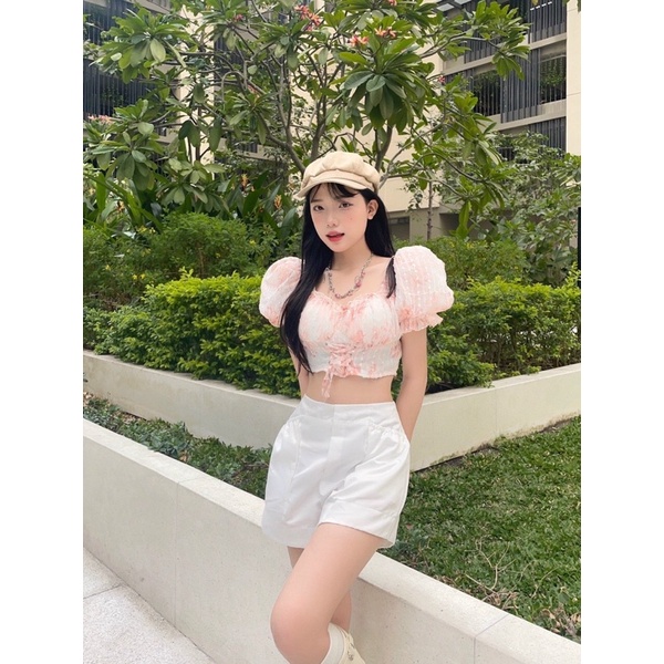Áo croptop cúp ngực tay phồng và quần sort kaki trắng