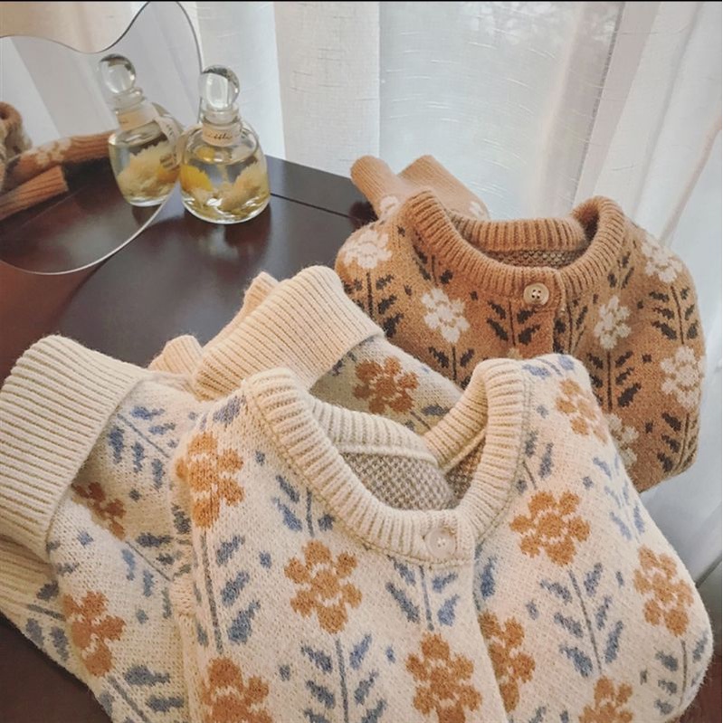 Áo len họa tiết hoa nổi bật mùa đông 2021