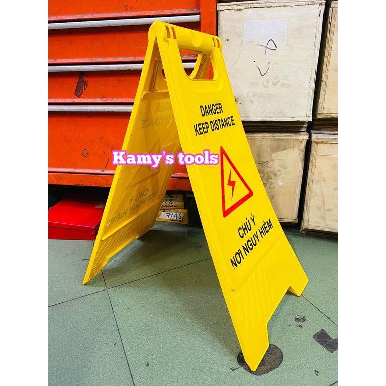 Biển cảnh báo chữ A chú ý nơi nguy hiểm Danger keep distance